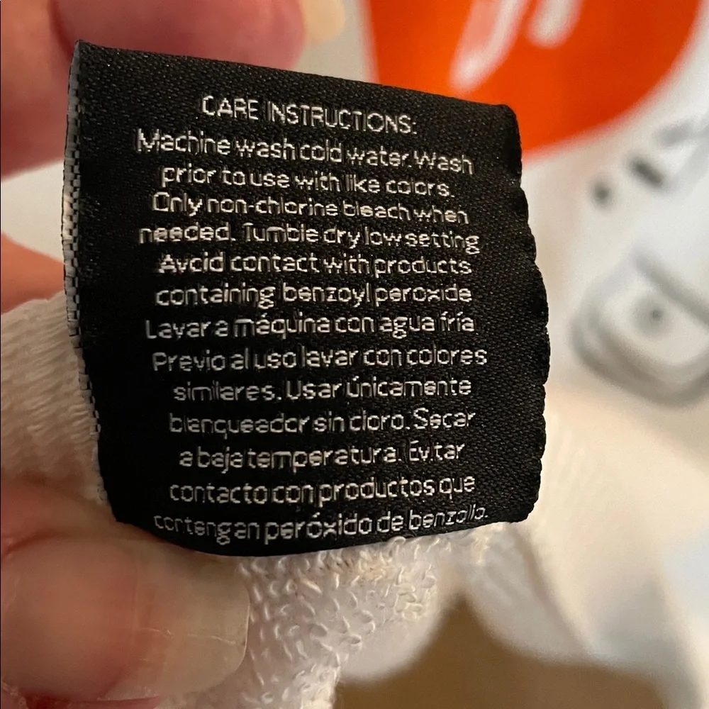 White Poshmark Posh Shows Beach Towel NEW